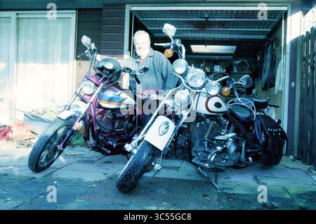 Harley Davidson, M. Geers Hoofddorp, Hoofddorp, pays-Bas, 05-12-1998 Whizgle News, Dutch Desk, pays-Bas, 1950-2000 Un homme se tient fièrement entre deux motos garées dans un garage, témoignant de son amour pour le vélo. Les designs vibrants des motos soulignent leurs styles uniques, tandis que l'homme semble content et engagé dans sa passion pour la moto. Banque D'Images