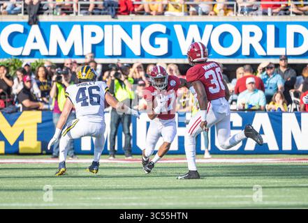 1er janvier 2020 - Orlando, FL, États-Unis : le receveur Jaylen Waddle (17 ans) de l'Alabama Crimson Tide lors du match du VRBO Citrus Bowl entre l'Alabama Crimson Tide et les Michigan Wolverines. L'Alabama a battu le Michigan 35-16 au Camping World Stadium à Orlando, en Floride. Romeo T Guzman/CSM(image de crédit : &copy ; Romeo Guzman/CSM via ZUMA Wire) Banque D'Images