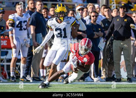 1er janvier 2020 - Orlando, FL, États-Unis : le receveur Kyle Smoak (41 ans) de l'Alabama Crimson Tide est incapable de faire la capture pendant le match du VRBO Citrus Bowl entre l'Alabama Crimson Tide et les Michigan Wolverines. L'Alabama a battu le Michigan 35-16 au Camping World Stadium à Orlando, en Floride. Romeo T Guzman/CSM(image de crédit : &copy ; Romeo Guzman/CSM via ZUMA Wire) Banque D'Images