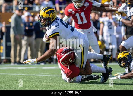 1er janvier 2020 - Orlando, FL, États-Unis : Donovan Peoples-Jones (9), receveur des Michigan Wolverines Wide, est attaqué par DeVonta Smith (6), receveur des Alabama Crimson Tide Wide, lors du match du VRBO Citrus Bowl entre Alabama Crimson Tide et les Michigan Wolverines au Camping World Stadium d'Orlando, FL. Romeo T Guzman/CSM(image de crédit : &copy ; Romeo Guzman/CSM via ZUMA Wire) Banque D'Images