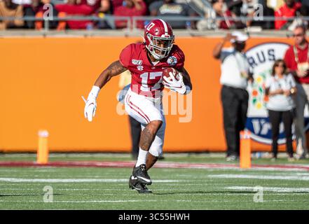1er janvier 2020 - Orlando, FL, États-Unis : le receveur Jaylen Waddle (17 ans) de l'Alabama Crimson Tide lors du match du VRBO Citrus Bowl entre l'Alabama Crimson Tide et les Michigan Wolverines. L'Alabama a battu le Michigan 35-16 au Camping World Stadium à Orlando, en Floride. Romeo T Guzman/CSM(image de crédit : &copy ; Romeo Guzman/CSM via ZUMA Wire) Banque D'Images