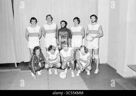 Équipe de volleyball VCIJ, IJmuiden, Volleyball, 12-05-1976 Whizgle News, Dutch Desk, pays-Bas, 1950-2000 Une équipe de volleyball pose ensemble dans des uniformes assortis, mettant en valeur son esprit d'équipe et sa camaraderie. Ils se tiennent sur deux rangées, avec des joueurs tenant des balles de volley et portant des numéros sur leurs chemises. Le groupe comprend des membres masculins et féminins, mettant en évidence une dynamique d'équipe diversifiée. Banque D'Images