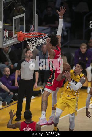 3 janvier 2020, Los Angeles, Californie, États-Unis : Danny Green #14 des Los Angeles Lakers a lancé un tir devant Jaxson Hayes #10 des New Orleans Pelicans lors de leur match NBA le vendredi 3 janvier 2020 au Staples Center de Los Angeles, Californie. Les Lakers battent les Pelicans, 123-113. JAVIER ROJAS/PI (crédit image : © Prensa Internacional via ZUMA Wire) Banque D'Images