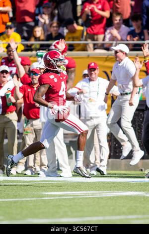 1er janvier 2020 : le receveur Jerry Jeudy (4 ans) court vers la zone finale lors du match VRBO Citrus Bowl entre les Michigan Wolverines et l'Alabama Crimson Tide au Camping World Stadium d'Orlando, en Floride. Mat Gdowski/CSM(image de crédit : &copy ; Mat Gdowski/CSM via ZUMA Wire) Banque D'Images