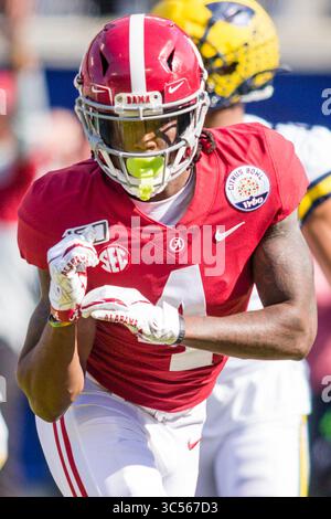1er janvier 2020 : le récepteur Jerry Jeudy (4) danse pour célébrer un touchdown lors du match VRBO Citrus Bowl entre les Michigan Wolverines et l'Alabama Crimson Tide au Camping World Stadium d'Orlando, en Floride. Mat Gdowski/CSM(image de crédit : &copy ; Mat Gdowski/CSM via ZUMA Wire) Banque D'Images