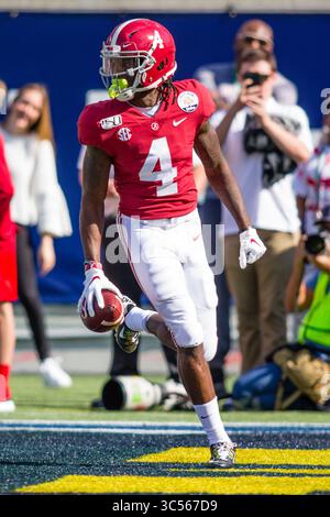 1er janvier 2020 : le receveur Jerry Jeudy (4 ans) entre dans la zone finale intacte pour un touchdown lors du match du VRBO Citrus Bowl entre les Michigan Wolverines et l'Alabama Crimson Tide au Camping World Stadium d'Orlando, en Floride. Mat Gdowski/CSM(image de crédit : &copy ; Mat Gdowski/CSM via ZUMA Wire) Banque D'Images