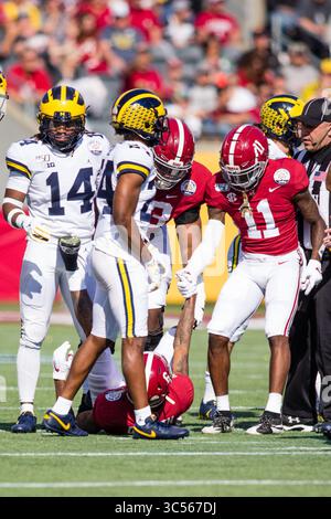 1er janvier 2020 : Henry Ruggs III (11 ans), receveur de l'Alabama Wide, aide DeVonta Smith (6 ans) lors du match VRBO Citrus Bowl entre les Michigan Wolverines et l'Alabama Crimson Tide au Camping World Stadium d'Orlando, en Floride. Mat Gdowski/CSM(image de crédit : &copy ; Mat Gdowski/CSM via ZUMA Wire) Banque D'Images