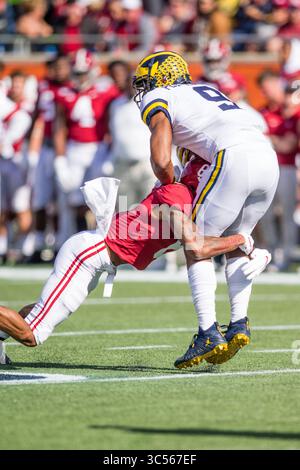 1er janvier 2020 : le receveur Donovan Peoples-Jones (9 ans) reçoit un coup de la receveuse DeVonta Smith (6 ans) lors du match VRBO Citrus Bowl entre les Michigan Wolverines et l'Alabama Crimson Tide au Camping World Stadium d'Orlando, en Floride. Mat Gdowski/CSM(image de crédit : &copy ; Mat Gdowski/CSM via ZUMA Wire) Banque D'Images