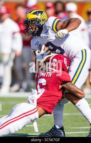 1er janvier 2020 : la réceptrice DeVonta Smith (6 ans) affronte le receveur Donovan Peoples-Jones (9 ans) lors d'un retour de coup d'envoi lors du match du VRBO Citrus Bowl entre les Michigan Wolverines et l'Alabama Crimson Tide au Camping World Stadium d'Orlando, en Floride. Mat Gdowski/CSM(image de crédit : &copy ; Mat Gdowski/CSM via ZUMA Wire) Banque D'Images