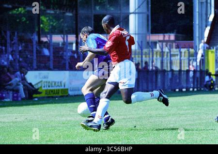 AZ - Telstar, 19-08-1995 Whizgle News, Dutch Desk, pays-Bas, 1950-2000 deux joueurs de football s'affrontent pour le ballon sur un terrain herbeux, montrant un mouvement dynamique alors qu'un joueur tente de prendre possession tandis que l'autre exerce une pression par derrière. La scène capture l'intensité du jeu, avec les spectateurs en arrière-plan. Banque D'Images