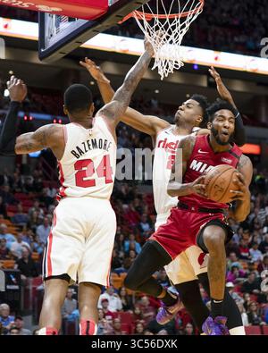 5 janvier 2020, Miami, FL, États-Unis : Miami Heat petit attaquant Derrick Jones Jr. (5) tente une passe autour du centre des Trail Blazers de Portland Hassan Whiteside (21) au cours du deuxième trimestre le dimanche 5 janvier 2019 à American Airlines Arena à Miami, Floride (crédit image : © TNS via ZUMA Wire) Banque D'Images