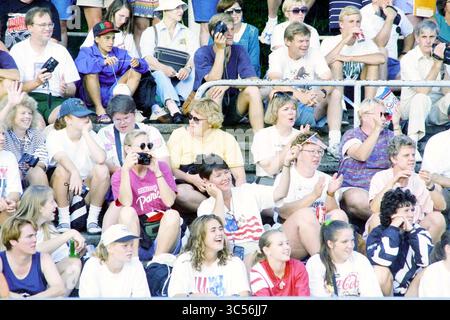 Opening Haarlem Cup, Haarlem, pays-Bas, 01-08-1994 Whizgle News, Dutch Desk, pays-Bas, 1950-2000 Une foule diversifiée profite d'un événement animé, avec de nombreuses personnes portant des vêtements décontractés, certains ornés de thèmes patriotiques. Les visages enthousiastes expriment l'excitation, tandis que quelques individus capturent l'instant avec des caméras. L'atmosphère est remplie d'énergie et de camaraderie alors qu'ils encouragent et s'engagent avec les événements autour d'eux. Banque D'Images