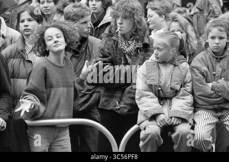 Poupée libération H'lem, Haarlem, Nederland, 04-05-1991 Whizgle News, Dutch Desk, pays-Bas, 1950-2000 Un groupe diversifié de jeunes est réuni, mettant en valeur diverses expressions et styles de mode. Certaines personnes semblent engagées dans la conversation, tandis que d'autres semblent contemplatives ou désintéressées. La scène capture un moment d'interaction juvénile et de dynamique sociale. Banque D'Images