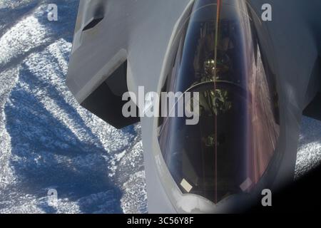 6 janvier 2020 - Salt Lake City, Utah, États-Unis - un F-35 Lightning II, affecté aux bases de Hill Air Force 388th Fighter Wing et 419th Fighter Wing, approche d'un KC-135R Stratotanker, affecté à la 151st Air Garde nationale de l'Utah Air lors d'un exercice le 6 janvier 2020. L'exercice a généré 50 F-35 de Hill AFB, dont 24 ont été ravitaillés par deux KC-135 de l'Utah lors d'opérations de ravitaillement aérien. (Crédit image : © U.S. National Guard/ZUMA Wire/ZUMAPRESS.com) Banque D'Images