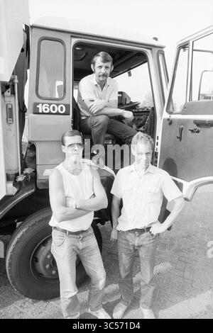 Nettoyage municipal en raison du dernier sac poubelle, nettoyage, 21-07-1989 Whizgle News, Dutch Desk, pays-Bas, 1950-2000 trois hommes posent devant un gros camion, faisant preuve de camaraderie. Un homme s'assoit confortablement sur le siège du conducteur, tandis que les deux autres se tiennent devant, les bras croisés, affichant un comportement détendu et plein d'esprit. Banque D'Images