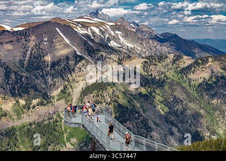 La plate-forme « Big Red » Jackson Hole Tram Summit sur Rendezvous Mountain offre aux visiteurs une vue panoramique sur la chaîne des Teton en arrière-plan. Banque D'Images