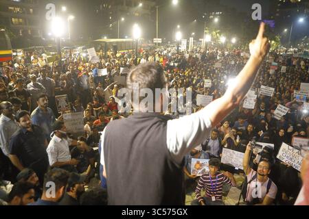 8 janvier 2020, Mumbai, INDE : 08 janvier 2020 - Mumbai, INDE..dans le cadre de la manifestation silencieuse JNU Solidarity ; les manifestants se rassemblent à carter Road et écoutent un orateur parler pour protester contre l'attaque contre les étudiants et la faculté de JNU. (Crédit image : © Subhash Sharma/ZUMA Wire) Banque D'Images
