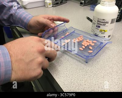 19 janvier 2017, États-Unis : la Californie deviendrait le premier État à vendre sa propre marque de médicaments génériques sur ordonnance dans un effort pour réduire les coûts de santé en hausse dans le cadre d'une proposition le vendredi 10 janvier 2020. Dans cette photo de dossier, le pharmacien Kyle Fields compte les pilules à la pharmacie Waynesville, Dec. 2, 2016. (Crédit image : © TNS via ZUMA Wire) Banque D'Images