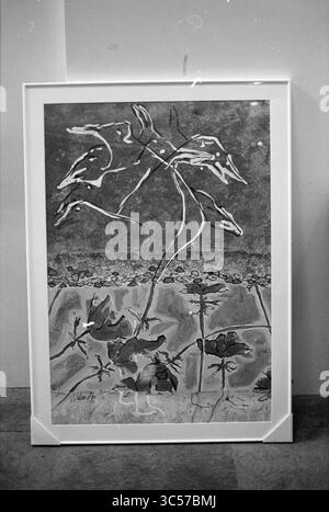 Art de Marian Kort, 25-03-1993 Whizgle News, Dutch Desk, pays-Bas, 1950-2000 Une œuvre encadrée présentant des fleurs stylisées et des formes abstraites, avec un fond texturé qui ajoute de la profondeur à la composition. Le design combine des éléments naturels avec un flair artistique unique, mettant en valeur un mélange de lignes et de formes. Banque D'Images