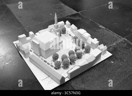 Modèle Nieuwe Kerksplein, Model, Haarlem, Nieuwe Kerksplein, pays-Bas, 18-11-1983 Whizgle News, Dutch Desk, pays-Bas, 1950-2000 maquette à l'échelle d'un pâté de maisons comprenant un bâtiment central entouré d'arbres et plusieurs structures plus petites, le tout bien agencé dans un plan qui suggère un développement urbain planifié. Banque D'Images