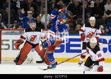 09 janvier 2020 : le défenseur des New York Rangers Jacob Trouba (8 ans) est en déséquilibre alors que le centre des New Jersey Devils Kevin Rooney (16 ans) réagit à la rondelle pendant le match entre les New York Rangers et les New Jersey Devils au Madison Square Garden à Manhattan, New York. Les Rangers de New York battent les Devils du New Jersey 6-3. Crédit obligatoire : Kostas Lymperopoulos/CSM (crédit image : &copy ; Kostas Lymperopoulos/CSM via ZUMA Wire) Banque D'Images