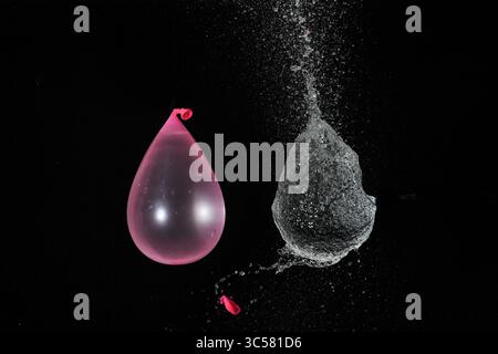 20 février 2018, Guayaquil, Guayas, Équateur : ballon rose rempli d'eau et ballon d'eau éclaté (crédit image : © Martha Barreno / Vwpics/VW pics via ZUMA Wire) Banque D'Images