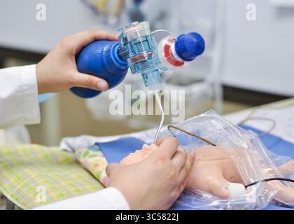 10 janvier 2020, Guayaquil, Guayas, Équateur : simulateur de poupée intubée et ventilateur de sac auto-gonflant. Hôpital pour enfants. Guayaquil. Équateur (crédit image : © Martha Barreno / Vwpics/VW pics via ZUMA Wire) Banque D'Images