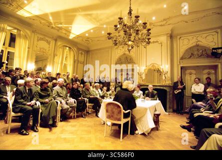 Mariage, Hartenkamp, H'stede, Heemstede, pays-Bas, 26-01-2001 Whizgle News, Dutch Desk, pays-Bas, 1950-2000 Un rassemblement formel dans une salle élégamment décorée, où les individus sont assis en demi-cercle, écoutant attentivement un orateur à l'avant. L'atmosphère respire la sophistication, soulignée par un grand lustre et des détails architecturaux ornés. Banque D'Images