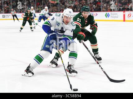 12 janvier 2020 : L'aile gauche des Canucks de Vancouver, Tanner Pearson (70 ans), est défendu par le défenseur du Wild du Minnesota, Carson Soucy (21 ans), lors du match de la LNH entre les Canucks de Vancouver et le Wild du Minnesota, tenu au Xcel Center, créé Paul, MN. Les Canucks battent le Wild 4-1. Russell Hons/CSM(image de crédit : &copy ; Russell Hons/CSM via ZUMA Wire) Banque D'Images
