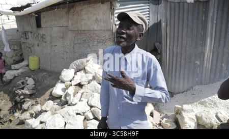16 novembre 2019, Port-au-Prince, HAI : Telfort Innocent, 67, se tient devant sa cabane en étain à l'intérieur du camp de Teren Toto à Delmas, Haïti. (Crédit image : © TNS via ZUMA Wire) Banque D'Images