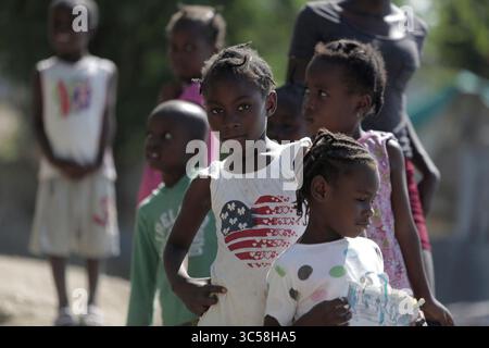 16 novembre 2019, Port-au-Prince, HAI : un groupe d'enfants consulte les visiteurs du camp de Teren Toto en Haïti. (Crédit image : © TNS via ZUMA Wire) Banque D'Images
