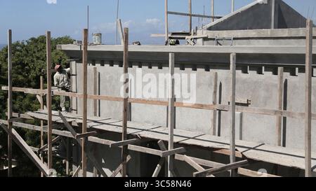 15 novembre 2019, Port-au-Prince, HAI : un ouvrier travaille sous le soleil brûlant sur la construction de notre-Dame du perpétuel secours dans le quartier Fragneauville de Delmas. L'église massive de trois étages, dédiée au saint patron d'Haïti, est réalisée dans un style architectural néoclassique avec des colonnes et un gigantesque dôme rond avec une croix sur le dessus. (Crédit image : © TNS via ZUMA Wire) Banque D'Images