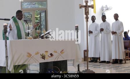 15 novembre 2019, Port-au-Prince, HAI : un diacre lit dans les Écritures alors que des garçons autels se tiennent debout lors d'un service du dimanche au nouveau bâtiment Louis Roi de France à Turgeau, Haïti. Toujours dans le besoin de peinture, la structure est fonctionnelle, a déclaré son prêtre. (Crédit image : © TNS via ZUMA Wire) Banque D'Images