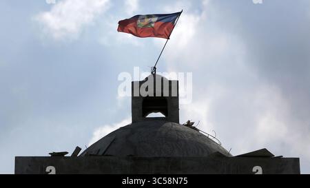 15 novembre 2019, Port-au-Prince, HAI : un drapeau haïtien danse dans le vent au point culminant de la nouvelle église catholique Gérard dans le quartier historique Carrefour-feuilles de Port-au-Prince, Haïti. Pendant près de trois mois, la construction s'est arrêtée. (Crédit image : © TNS via ZUMA Wire) Banque D'Images