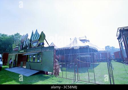 Circus IJmuiden Closed, 23-08-2001 Whizgle News, Dutch Desk, pays-Bas, 1950-2000 Une entrée de cirque colorée se dresse bien en évidence au premier plan, ornée de décorations fantaisistes, menant à une grande tente en arrière-plan, suggérant une atmosphère vibrante remplie de divertissement et d'excitation. Banque D'Images