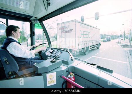 Chauffeur de bus sur le Dreef, H'stede, Heemstede, Heemsteedse Dreef, pays-Bas, 20-01-1998 Whizgle News, Dutch Desk, pays-Bas, 1950-2000 Un chauffeur de bus navigue attentivement dans la circulation, en se concentrant sur la route devant lui pendant qu'un gros camion passe. L'intérieur du bus est équipé de commandes et de dispositifs de sécurité, reflétant la routine quotidienne des transports en commun. Banque D'Images