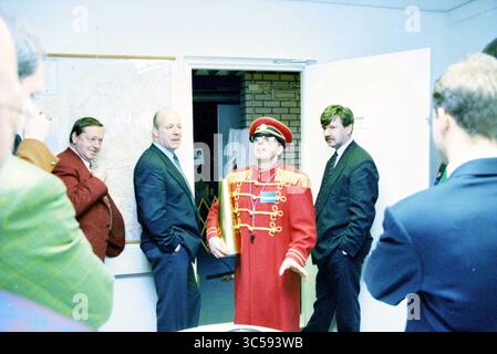 Loi relative à l'ouverture d'Imbema, Haarlem, pays-Bas, 25-01-1995 Whizgle News, Dutch Desk, pays-Bas, 1950-2000 Un groupe d'individus se réunit autour d'un homme vêtu d'une tenue royale et brillante avec une touche militaire, avec un chapeau et des médailles. L'atmosphère semble légère et quelque peu festive, alors que les gens s'engagent dans la conversation, mettant en valeur un mélange de vêtements formels et décontractés. Banque D'Images