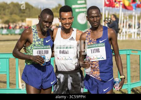 19 janvier 2020, Santiponce, Espagne : TADESE WORKU (Ethiopie) (C) vainqueur du concours Italica International Cross Country pose pour une photo avec PAUL CHELIMO (USA) (l), 2ème place, RICHARD YATOR (Kenya), 3ème place, dans les ruines de l'ancienne ville romaine d'Italica (crédit image : © Daniel Gonzalez Acuna/ZUMA Wire) Banque D'Images
