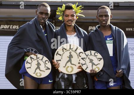 19 janvier 2020, Santiponce, Espagne : TADESE WORKU (Ethiopie) (C) vainqueur du concours Italica International Cross Country pose pour une photo avec PAUL CHELIMO (USA) (l), 2ème place, RICHARD YATOR (Kenya), 3ème place, dans les ruines de l'ancienne ville romaine d'Italica (crédit image : © Daniel Gonzalez Acuna/ZUMA Wire) Banque D'Images