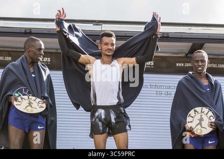 19 janvier 2020, Santiponce, Espagne : TADESE WORKU (Ethiopie) (C) vainqueur du concours Italica International Cross Country pose pour une photo avec PAUL CHELIMO (USA) (l), 2ème place, RICHARD YATOR (Kenya), 3ème place, dans les ruines de l'ancienne ville romaine d'Italica (crédit image : © Daniel Gonzalez Acuna/ZUMA Wire) Banque D'Images