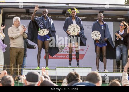 19 janvier 2020, Santiponce, Espagne : TADESE WORKU (Ethiopie) (C) vainqueur du concours Italica International Cross Country pose pour une photo avec PAUL CHELIMO (USA) (l), 2ème place, RICHARD YATOR (Kenya), 3ème place, dans les ruines de l'ancienne ville romaine d'Italica (crédit image : © Daniel Gonzalez Acuna/ZUMA Wire) Banque D'Images