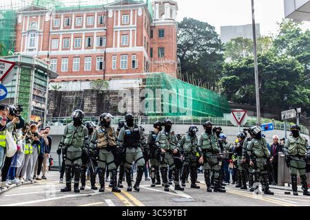 19 janvier 2020, Hong Kong, Chine : un groupe de policiers anti-émeutes se tiennent sur leurs gardes pendant le rassemblement..entrant dans le 8ème mois de troubles civils, les manifestants se sont rassemblés lors d'un rassemblement anti-communiste, protestant contre le Parti communiste chinois. Les manifestants écoutaient des discours, brandissaient des drapeaux et scandaient des slogans. Plus tard, des policiers en tenue anti-émeute sont apparus et ont tiré des gaz lacrymogènes, arrêtant plusieurs manifestants. (Crédit image : © Willie Siau/SOPA images via ZUMA Wire) Banque D'Images