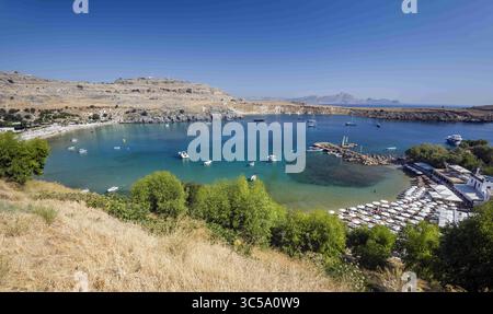 8 août 2018, Lindos, Rhodes, Grèce : Baie de Vliha et plage de Lindos, aperçu de l'Acropole. Lindos, Rhodes, Grèce (crédit image : © Andrey Nekrasov/ZUMA Wire) Banque D'Images