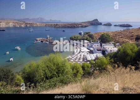 8 août 2018, Lindos, Rhodes, Grèce : Baie de Vliha et plage de Lindos, aperçu de l'Acropole. Lindos, Rhodes, Grèce (crédit image : © Andrey Nekrasov/ZUMA Wire) Banque D'Images