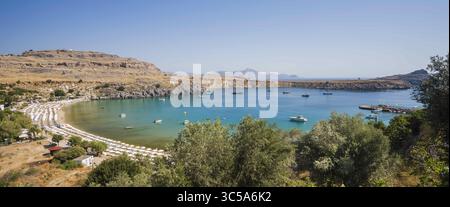 8 août 2018, Lindos, Rhodes, Grèce : Baie de Vliha et plage de Lindos, aperçu de l'Acropole. Lindos, Rhodes, Grèce (crédit image : © Andrey Nekrasov/ZUMA Wire) Banque D'Images