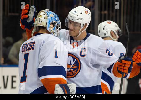 21 janvier 2020 : Anders Lee (27 ans) félicite le gardien de but Thomas Greiss (1er) des New York Islanders après le match entre les New York Rangers et les New York Islanders au Madison Square Garden à Manhattan, New York. Crédit obligatoire : Kostas Lymperopoulos/CSM (crédit image : &copy ; Kostas Lymperopoulos/CSM via ZUMA Wire) Banque D'Images