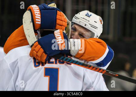 21 janvier 2020 : le centre Casey Cizikas (53 ans) embrasse le gardien Thomas Greiss (1er) des Islanders de New York après le match entre les Rangers de New York et les Islanders de New York au Madison Square Garden à Manhattan. Crédit obligatoire : Kostas Lymperopoulos/CSM (crédit image : &copy ; Kostas Lymperopoulos/CSM via ZUMA Wire) Banque D'Images