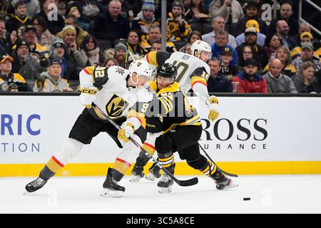 21 janvier 2020 : Tomas Nosek (92), aile gauche des Golden Knights de Vegas, affronte le centre des Bruins de Boston Sean Kuraly (52) pour le palet lors du match de la LNH entre les Golden Knights de Vegas et les Bruins de Boston qui se tient au TD Garden, à Boston, Mass. Eric Canha/CSM(image de crédit : &copy ; Eric Canha/CSM via ZUMA Wire) Banque D'Images