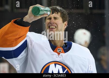 21 janvier 2020 : le gardien de but Thomas Greiss (1) des New York Islanders pulvérise son visage d'eau pendant le match entre les New York Rangers et les New York Islanders au Madison Square Garden à Manhattan, New York. Crédit obligatoire : Kostas Lymperopoulos/CSM (crédit image : &copy ; Kostas Lymperopoulos/CSM via ZUMA Wire) Banque D'Images