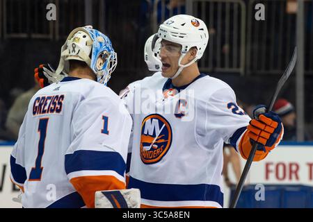 21 janvier 2020 : Anders Lee (27 ans) félicite le gardien de but Thomas Greiss (1er) des New York Islanders après le match entre les New York Rangers et les New York Islanders au Madison Square Garden à Manhattan, New York. Crédit obligatoire : Kostas Lymperopoulos/CSM (crédit image : &copy ; Kostas Lymperopoulos/CSM via ZUMA Wire) Banque D'Images